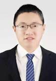 穿著西裝的男人描述已自動生成