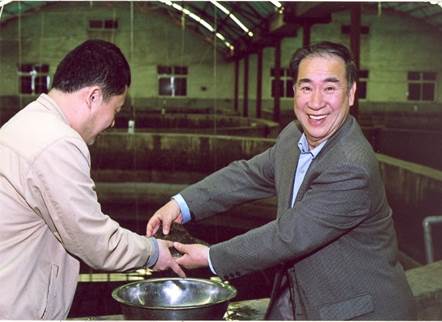 14-2006年5月檢查工廠化養(yǎng)殖的大菱鲆